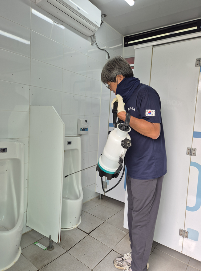 구리왕숙체육공원 개방형 화장실 해충 방제, 축구장 관람석 수리, 전면주차 안내판 제...