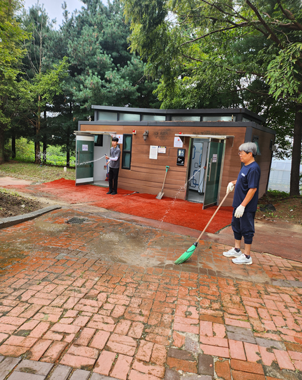 구리왕숙체육공원 야외화장실 주변 청소, 개방형 화장실 에티켓 스티커 부착(2025. 9...