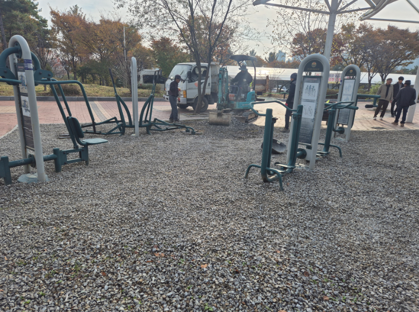 왕숙체육공원 운동기구존 바닥 보강 정비 완료(2025. 11. 6.)