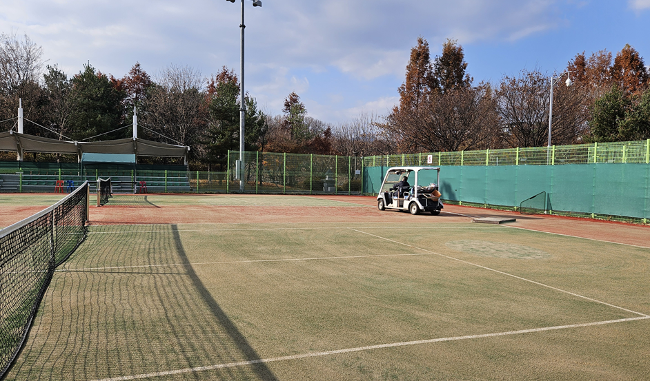 왕숙체육공원 잔디코트 브러싱 및 네트 교체 작업(2025. 11. 26.)