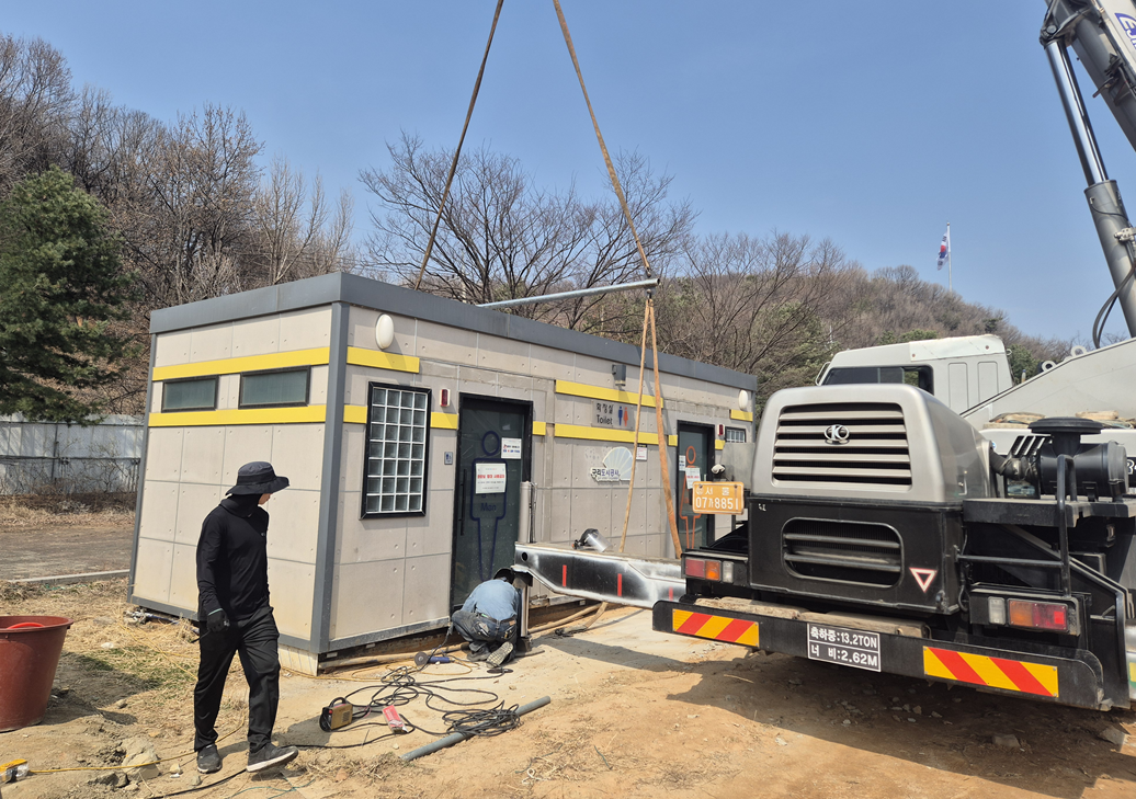 구리시립테니스장 화장실 이전 설치 및 청소, 수도관 등 매립 공사, 주차장 자갈 부설 및 평탄화 작업(2026.3.24.~3.25.)
